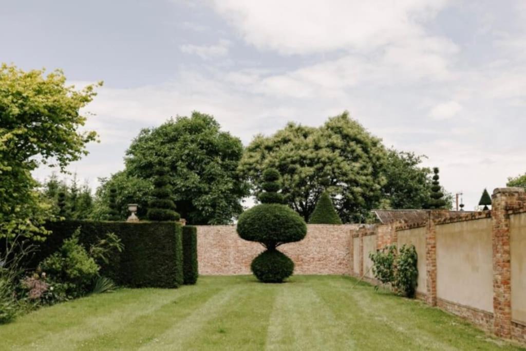 Cressy Hall - Historic Grade II Listed Manor, Gorgeous Topiary Garden Gosberton Buitenkant foto